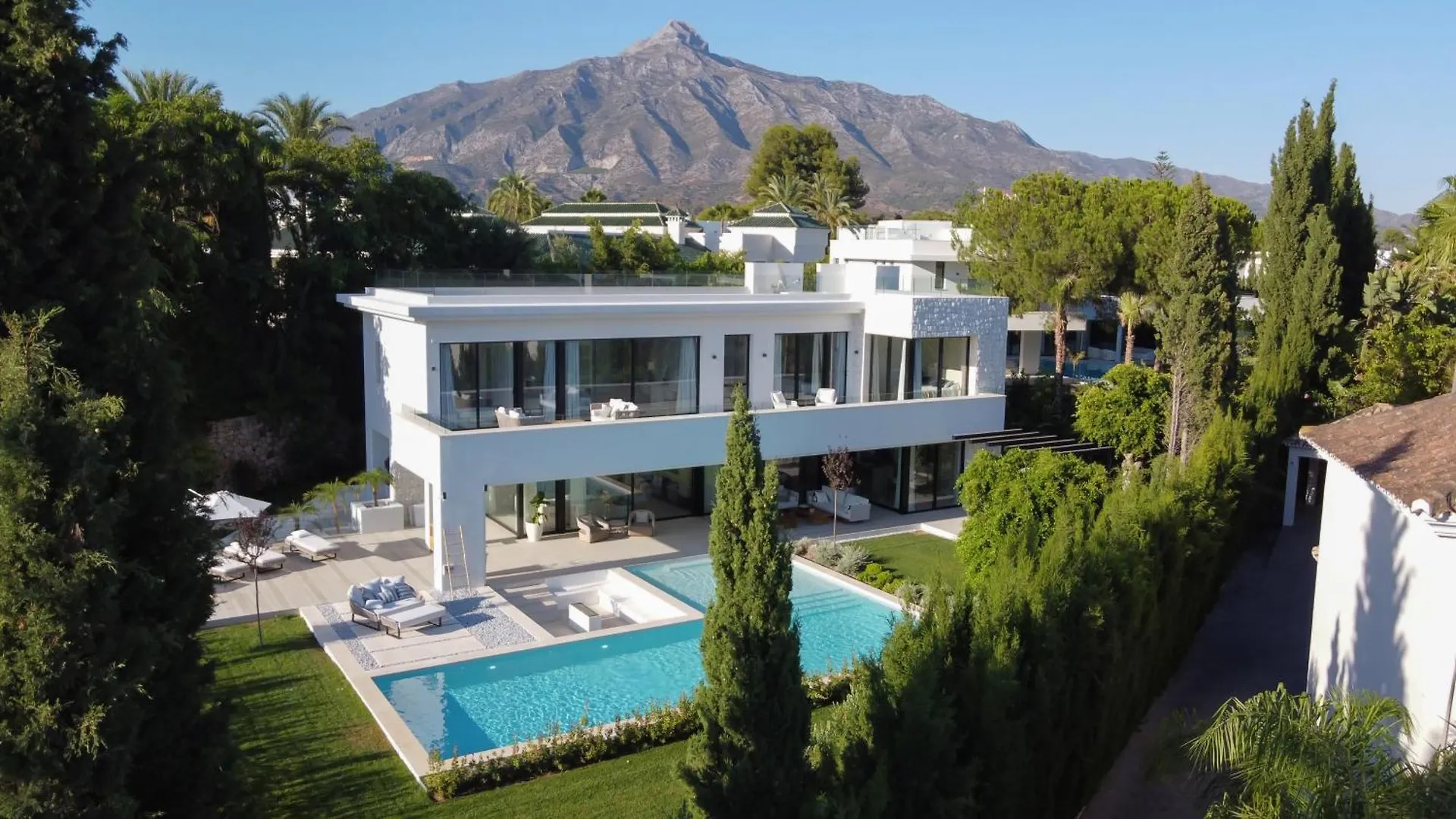 Villa Martine, Nueva Andalucia, Marbella location